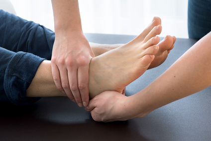 Traktion des unteren Sprunggelenks manuelle Therapie in der Physio Therapie